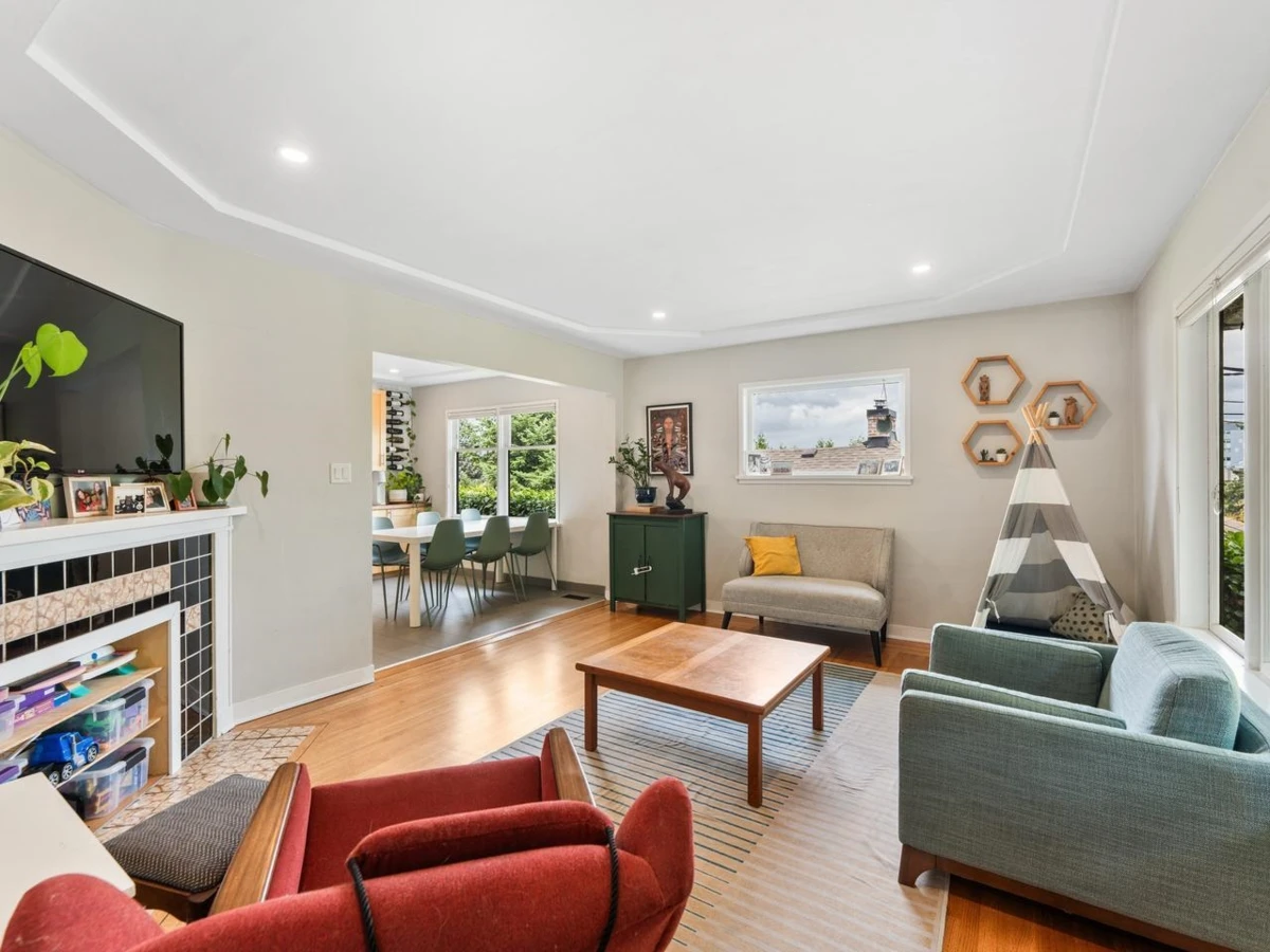 Living Room Photo of 355 Sherbrooke Street, New Westminster, BC