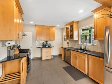 Kitchen Island Photo of 355 Sherbrooke Street, New Westminster, BC