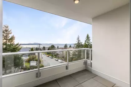 Guest Bathroom Photo of 311 15165 Thrift Avenue, White Rock, BC