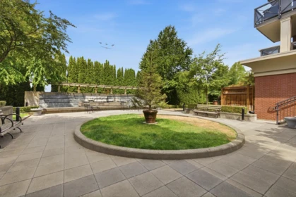 Front Yard Photo of 319 2970 King George Boulevard, Surrey, BC