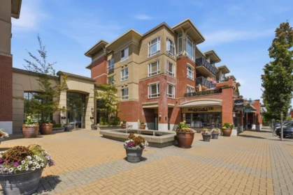 Garden / Landscaping Photo of 319 2970 King George Boulevard, Surrey, BC