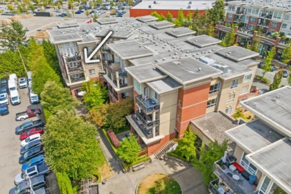 Swimming Pool Photo of 319 2970 King George Boulevard, Surrey, BC