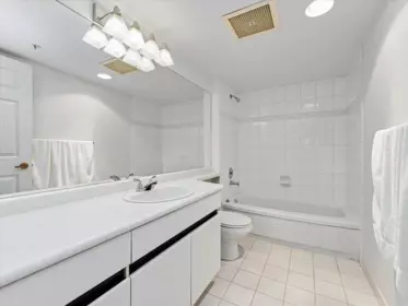 Hallway Photo of 702 328 Clarkson Street, New Westminster, BC