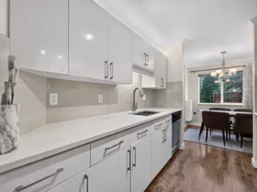 Kitchen Island Photo of 7 828 W 16th Street, North Vancouver, BC