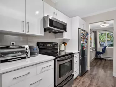 Kitchen Photo of 7 828 W 16th Street, North Vancouver, BC