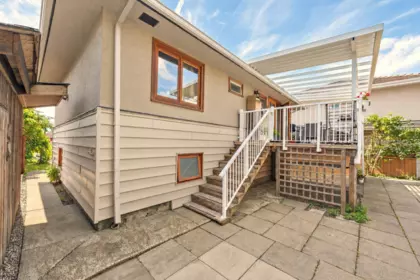 Front Yard Photo of 430 W Kings Road, North Vancouver, BC