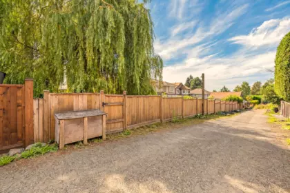 Garden / Landscaping Photo of 430 W Kings Road, North Vancouver, BC
