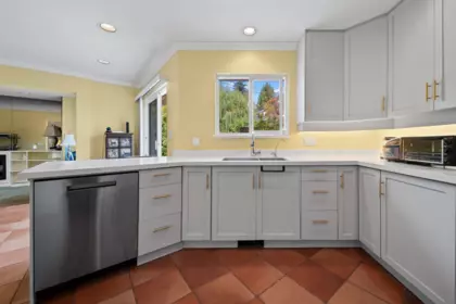 Kitchen Island Photo of 535 Stevens Drive, West Vancouver, BC