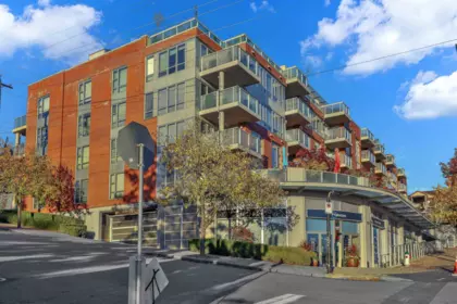 206 3811 Hastings Street, Burnaby, BC, Burnaby — Apartment/Condo for sale