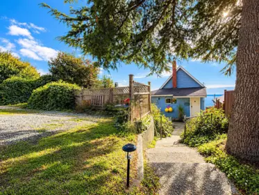 15249 Victoria Avenue, White Rock, BC, White Rock — Single Family Residence for sale