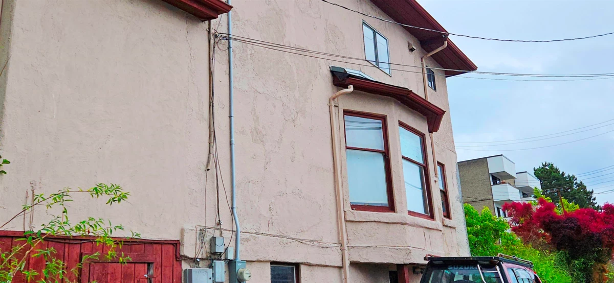 Kitchen Island Photo of 1332 E 2nd Avenue, Vancouver, BC