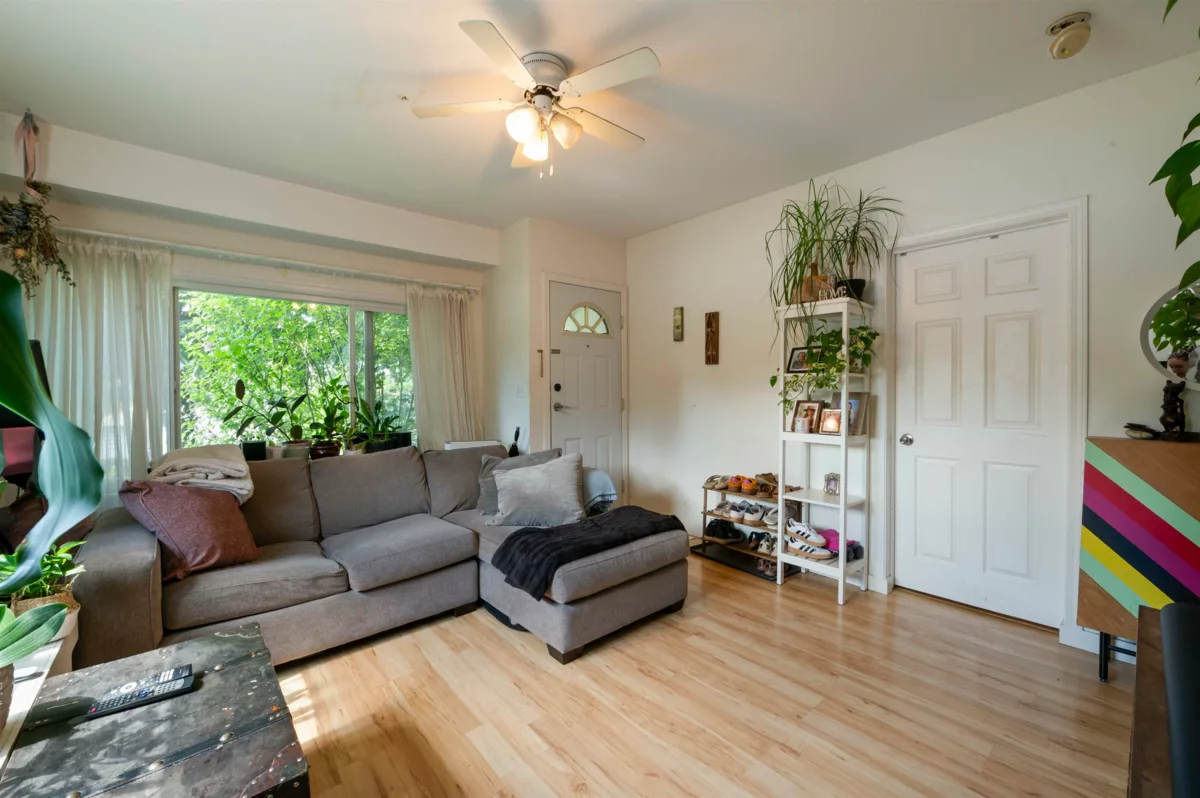 Entry Foyer Photo of 2594 Campbell Avenue, Abbotsford, BC