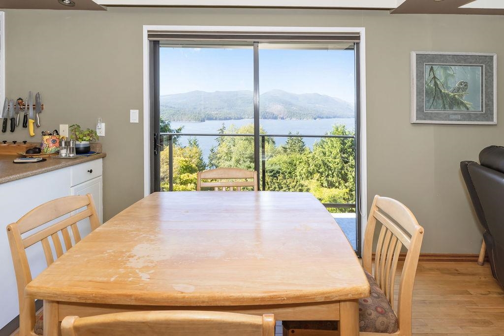 Breakfast Nook Photo of 6950 Porpoise Drive, Sechelt, BC