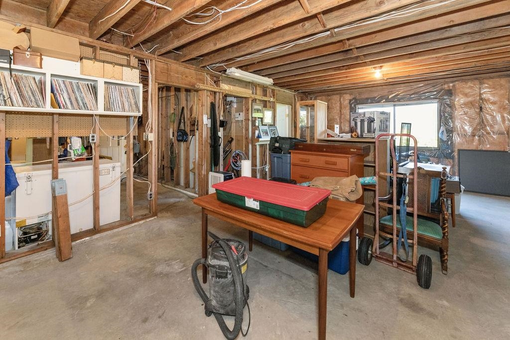 Entry Foyer Photo of 6950 Porpoise Drive, Sechelt, BC