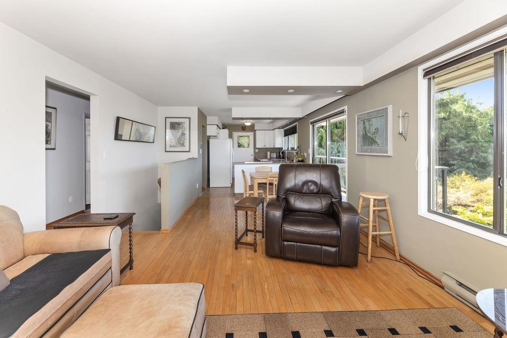 Kitchen Photo of 6950 Porpoise Drive, Sechelt, BC