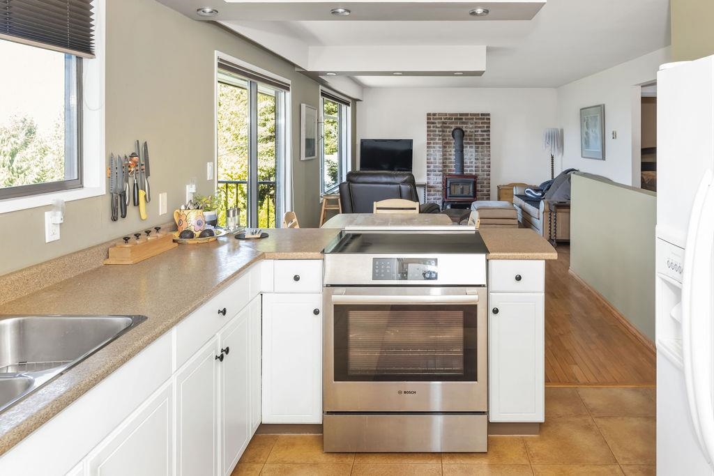 Walk-In Closet Photo of 6950 Porpoise Drive, Sechelt, BC