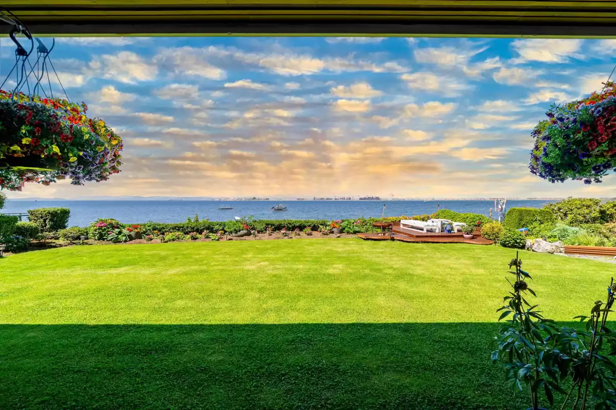 Kitchen Island Photo of 768 Tsawwassen Beach Road, Delta, BC