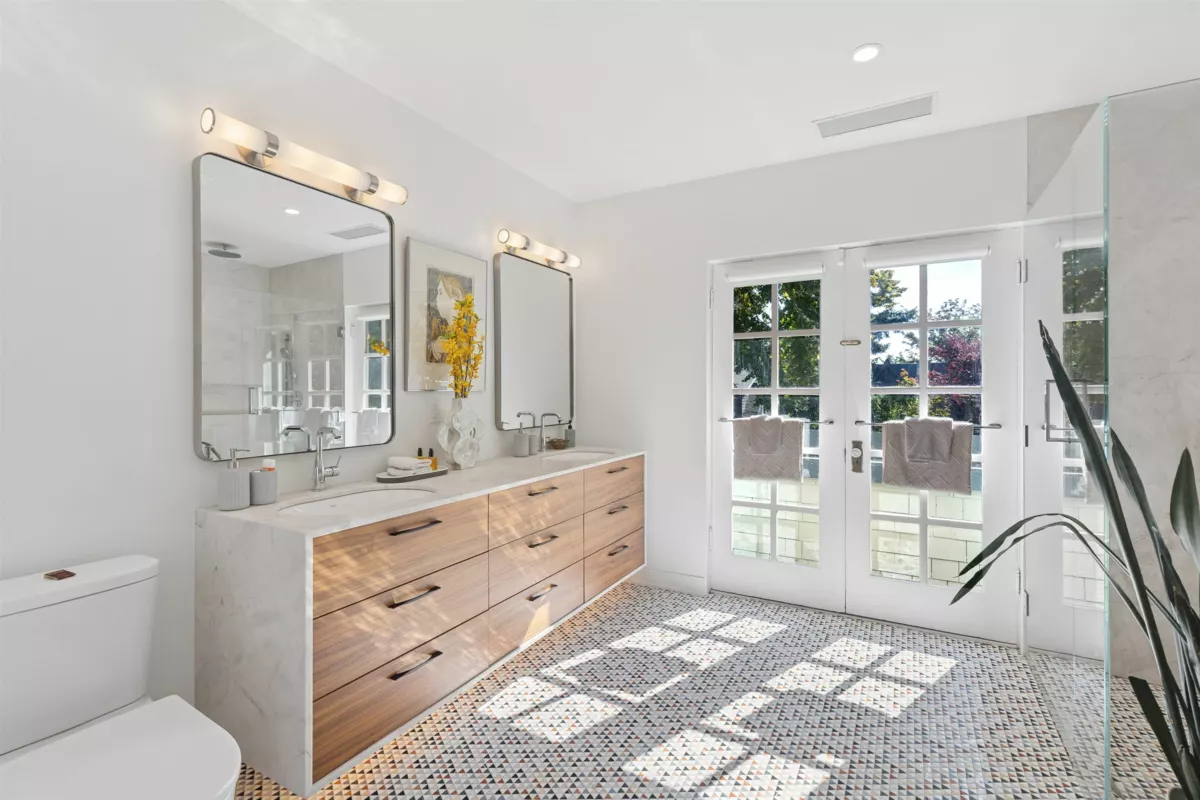 Backyard Photo of 2615 W 2nd Avenue, Vancouver, BC