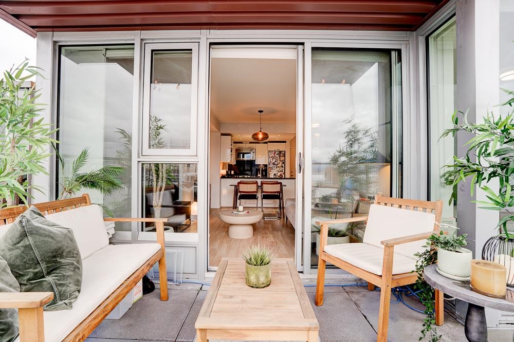 Entry Foyer Photo of 201 983 E Hastings Street, Vancouver, BC