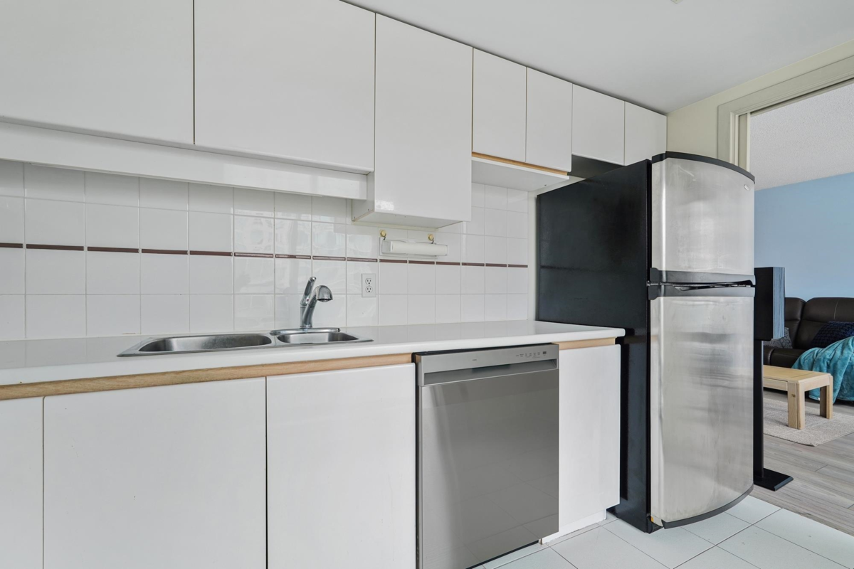 Kitchen Photo of 902 1500 Howe Street, Vancouver, BC