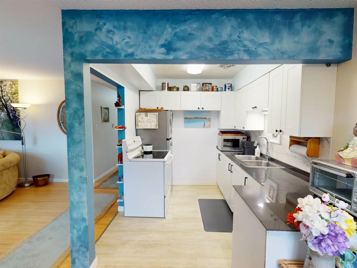 Family Room Photo of 1 1040 Parker Street, White Rock, BC