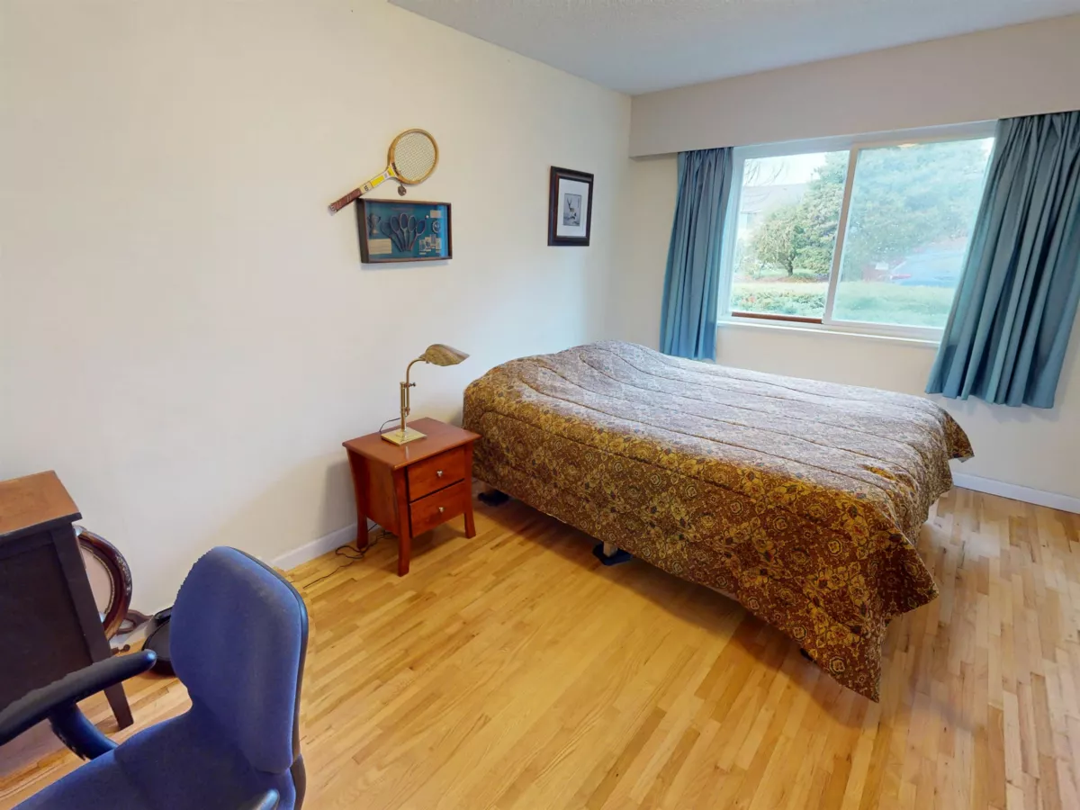 Guest Bathroom Photo of 1 1040 Parker Street, White Rock, BC