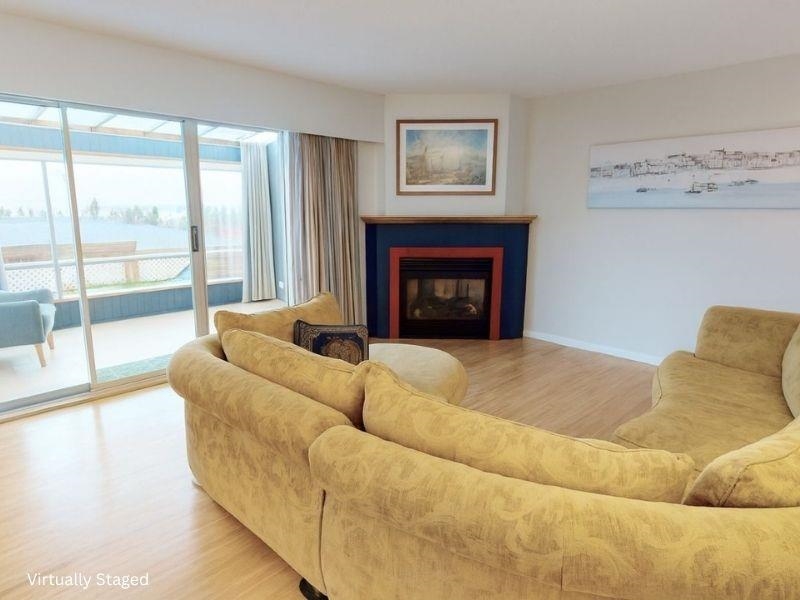 Kitchen Island Photo of 1 1040 Parker Street, White Rock, BC