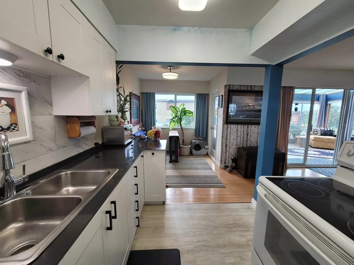 Kitchen Photo of 1 1040 Parker Street, White Rock, BC