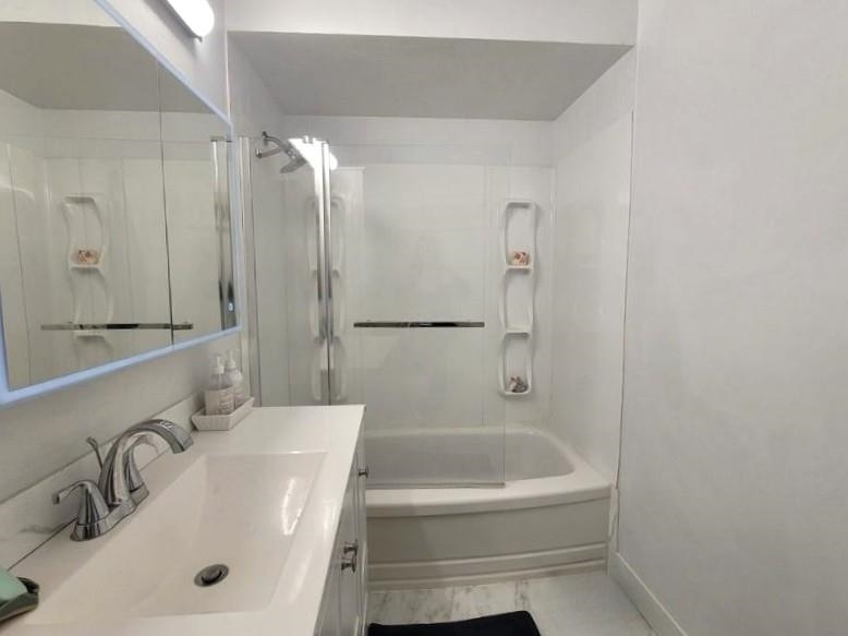 Powder Room Photo of 1 1040 Parker Street, White Rock, BC