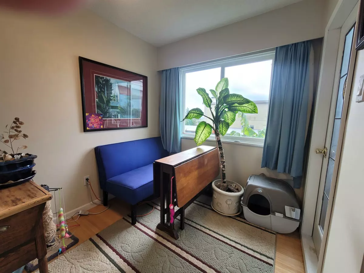 Primary Bedroom Photo of 1 1040 Parker Street, White Rock, BC