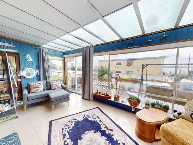 Walk-In Closet Photo of 1 1040 Parker Street, White Rock, BC