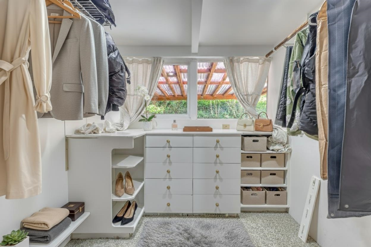 Entry Foyer Photo of 466 E Kings Road, North Vancouver, BC