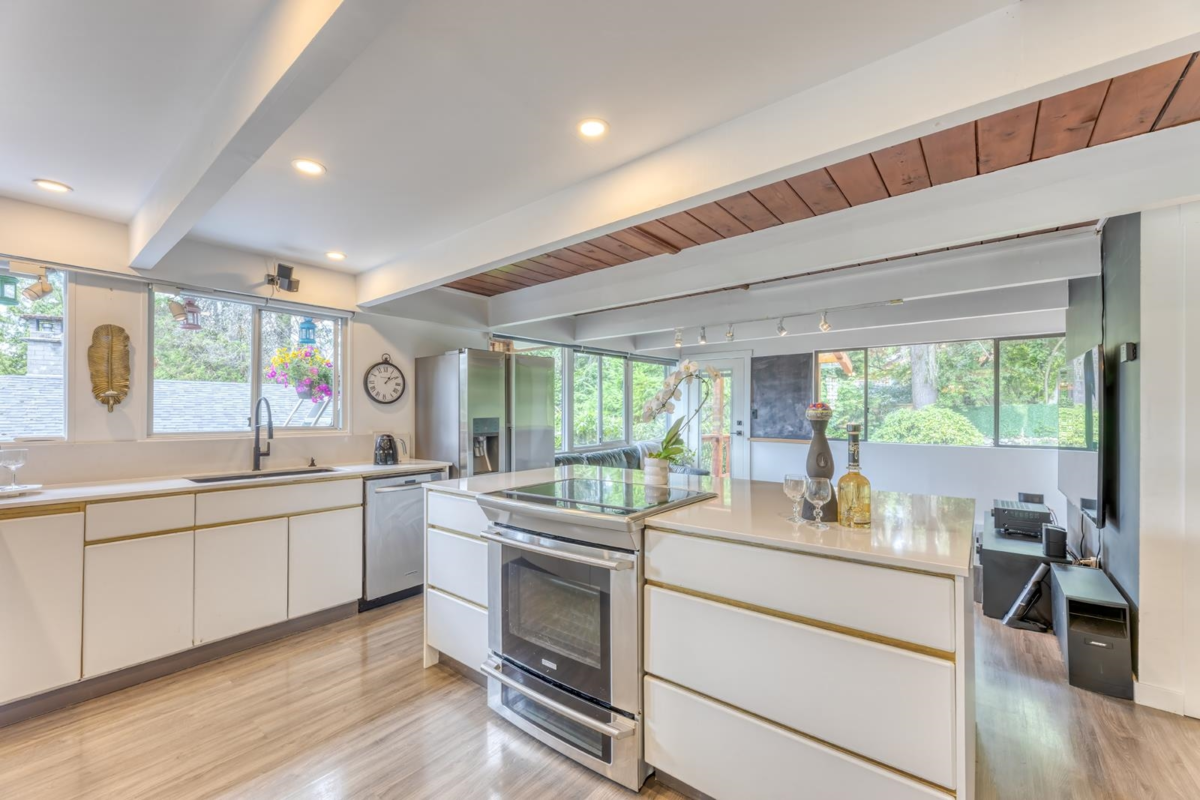 Kitchen Island Photo of 466 E Kings Road, North Vancouver, BC