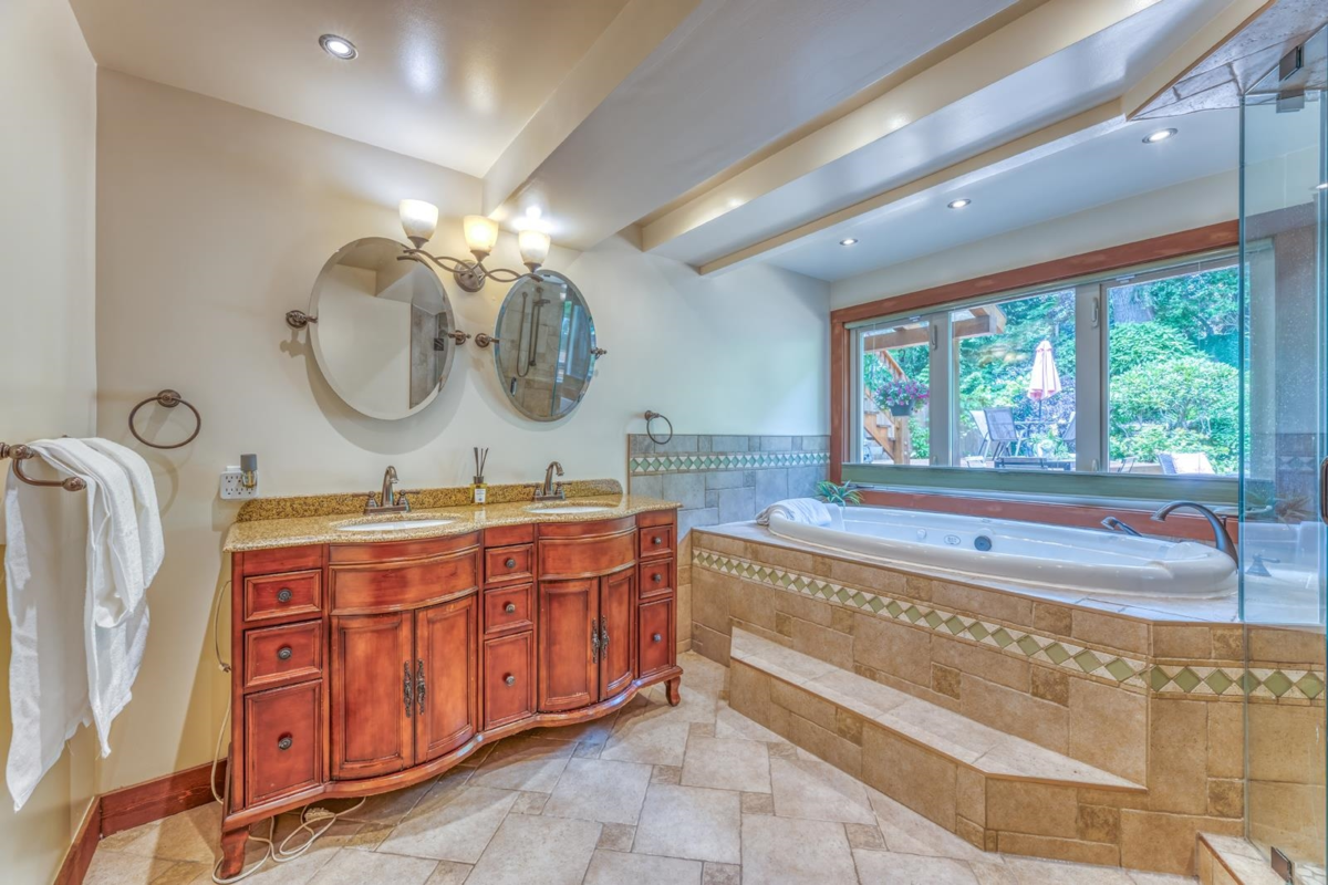 Laundry Room Photo of 466 E Kings Road, North Vancouver, BC