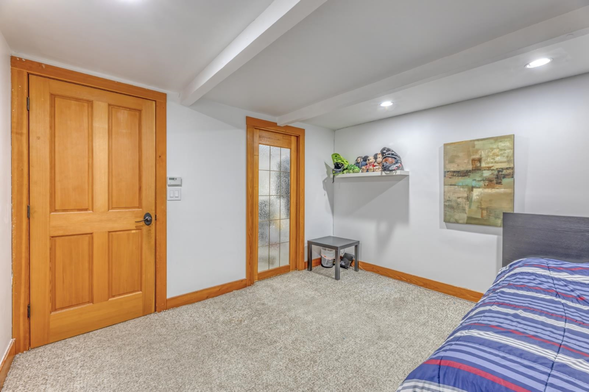 Staircase Photo of 466 E Kings Road, North Vancouver, BC