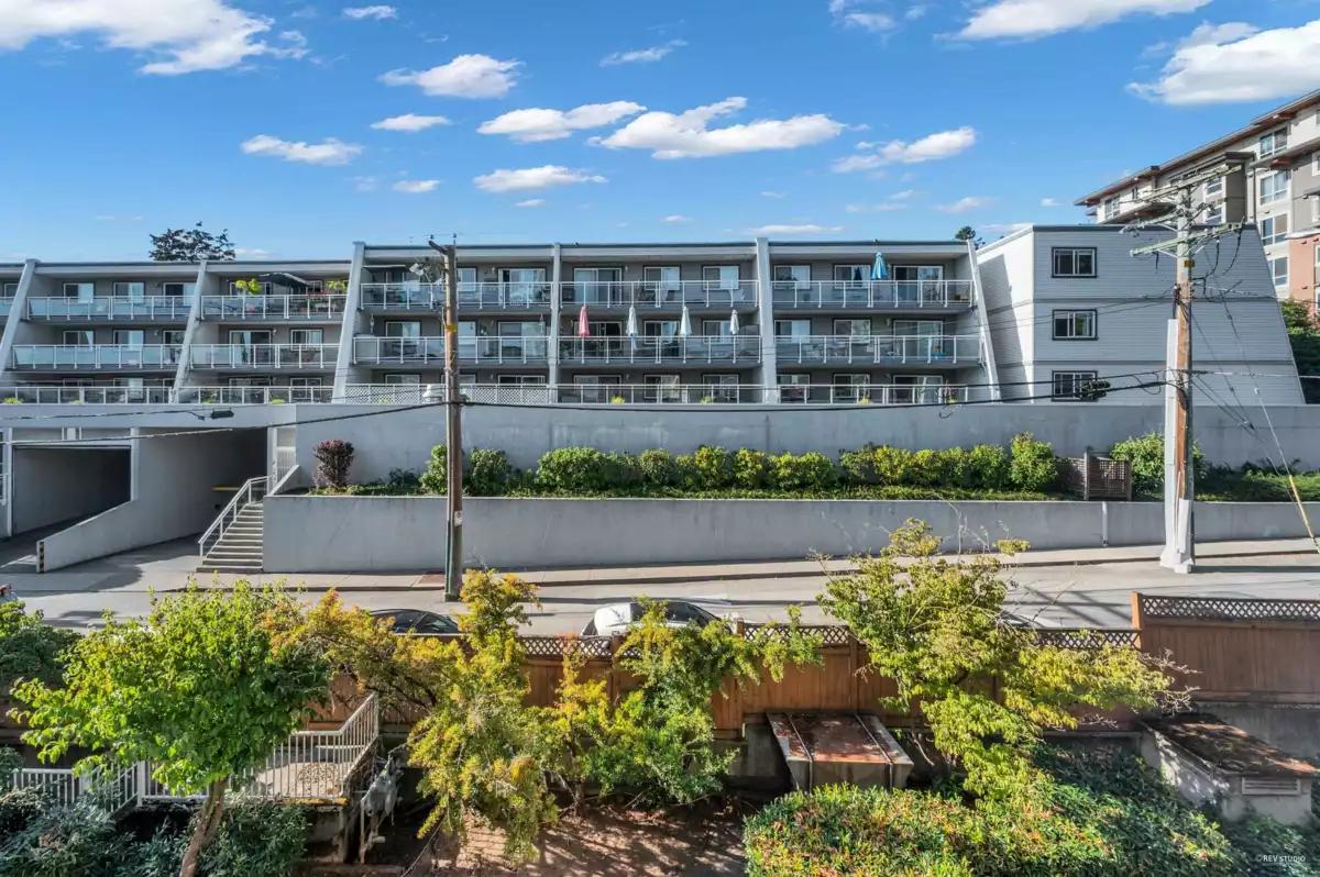 Entry Foyer Photo of 411 525 Agnes Street, New Westminster, BC