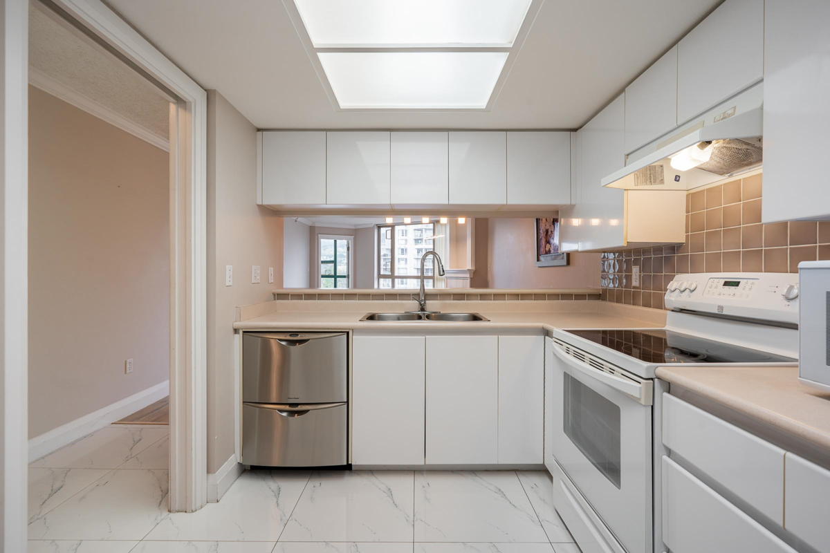 Kitchen Photo of 1305 1190 Pipeline Road, Coquitlam, BC