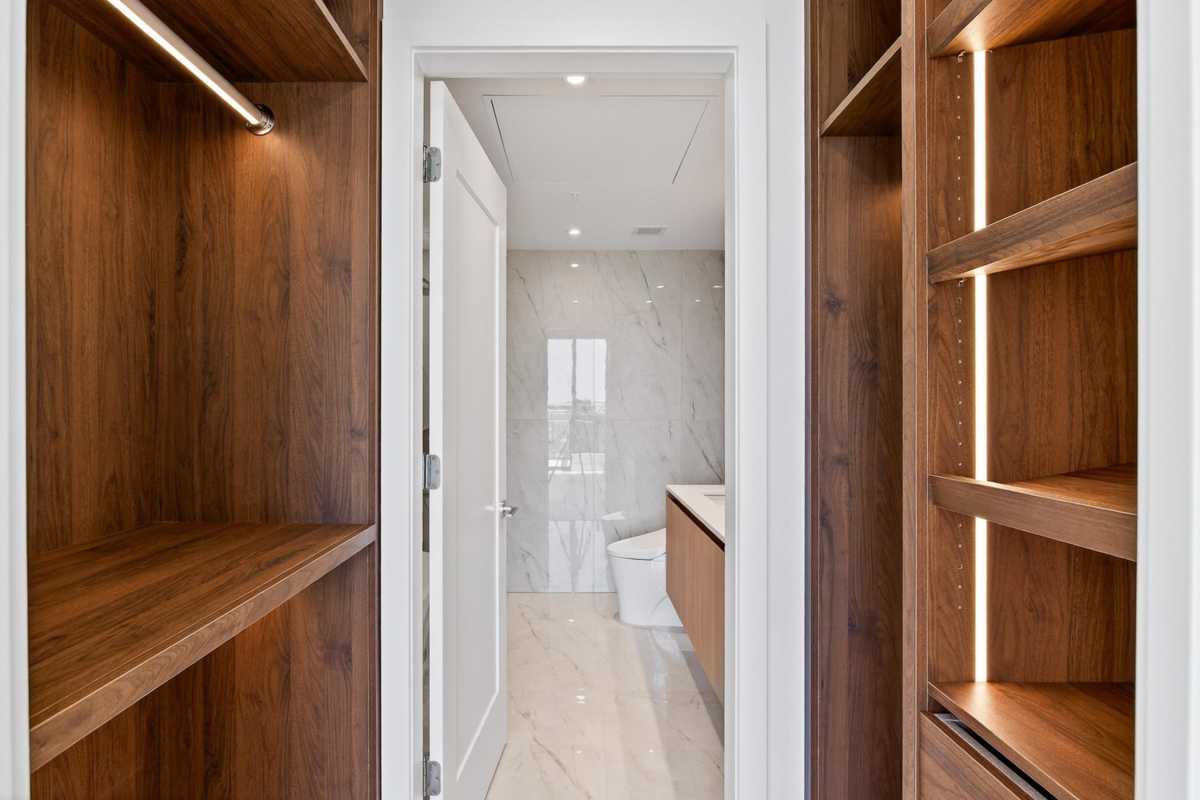 Backyard Photo of 1406 135 E 13th Street, North Vancouver, BC