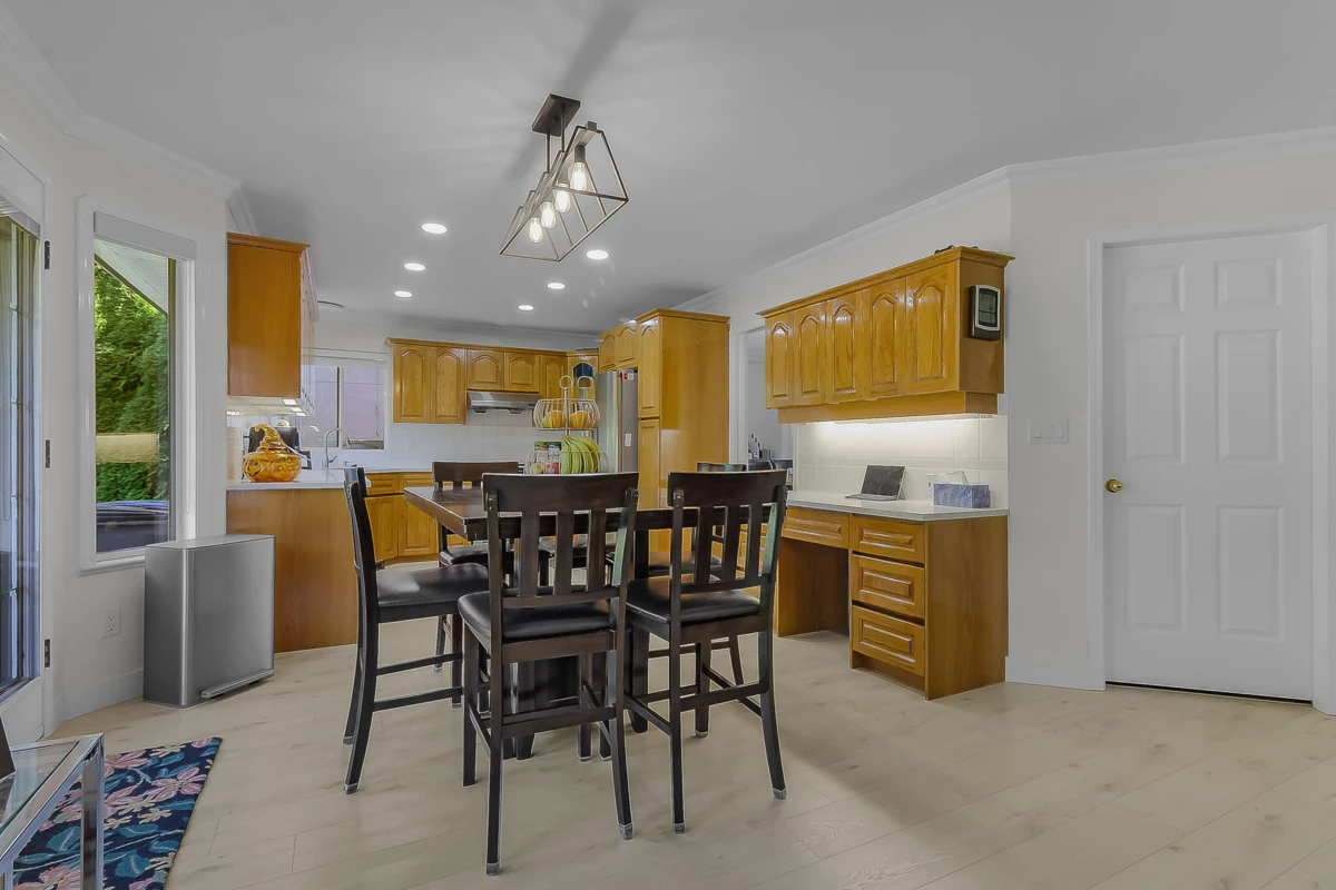 Breakfast Nook Photo of 19113 62a Avenue, Surrey, BC