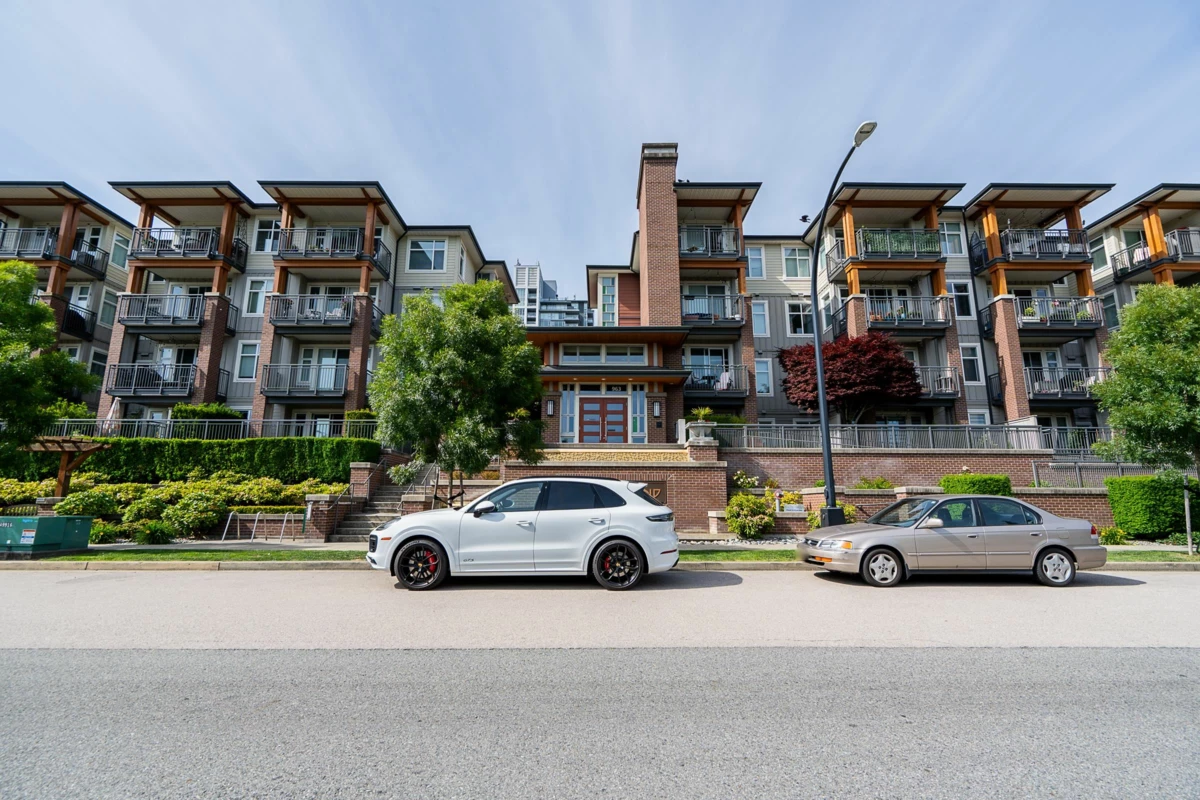 Front Yard Photo of 2410 963 Charland Avenue, Coquitlam, BC