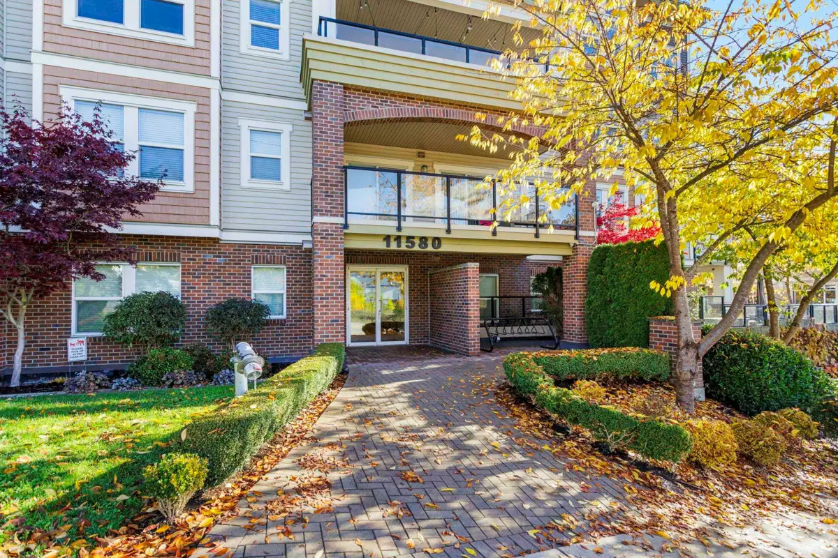 Entry Foyer Photo of 301 11580 223 Street, Maple Ridge, BC