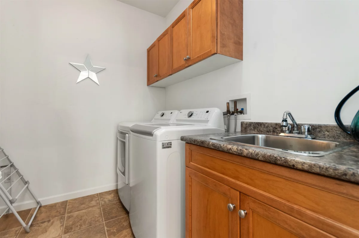 Garage Interior Photo of 1 425 Stuart Street, Hope, BC