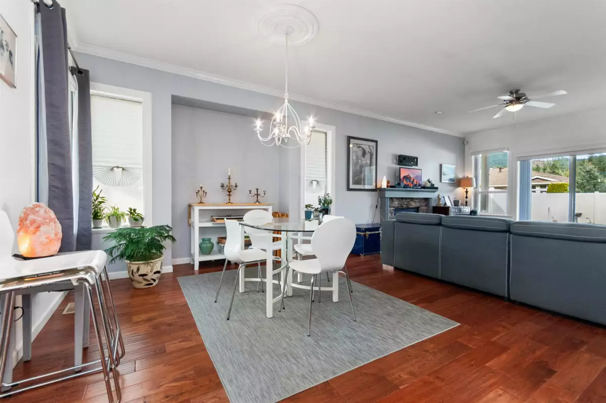 Kitchen Island Photo of 1 425 Stuart Street, Hope, BC