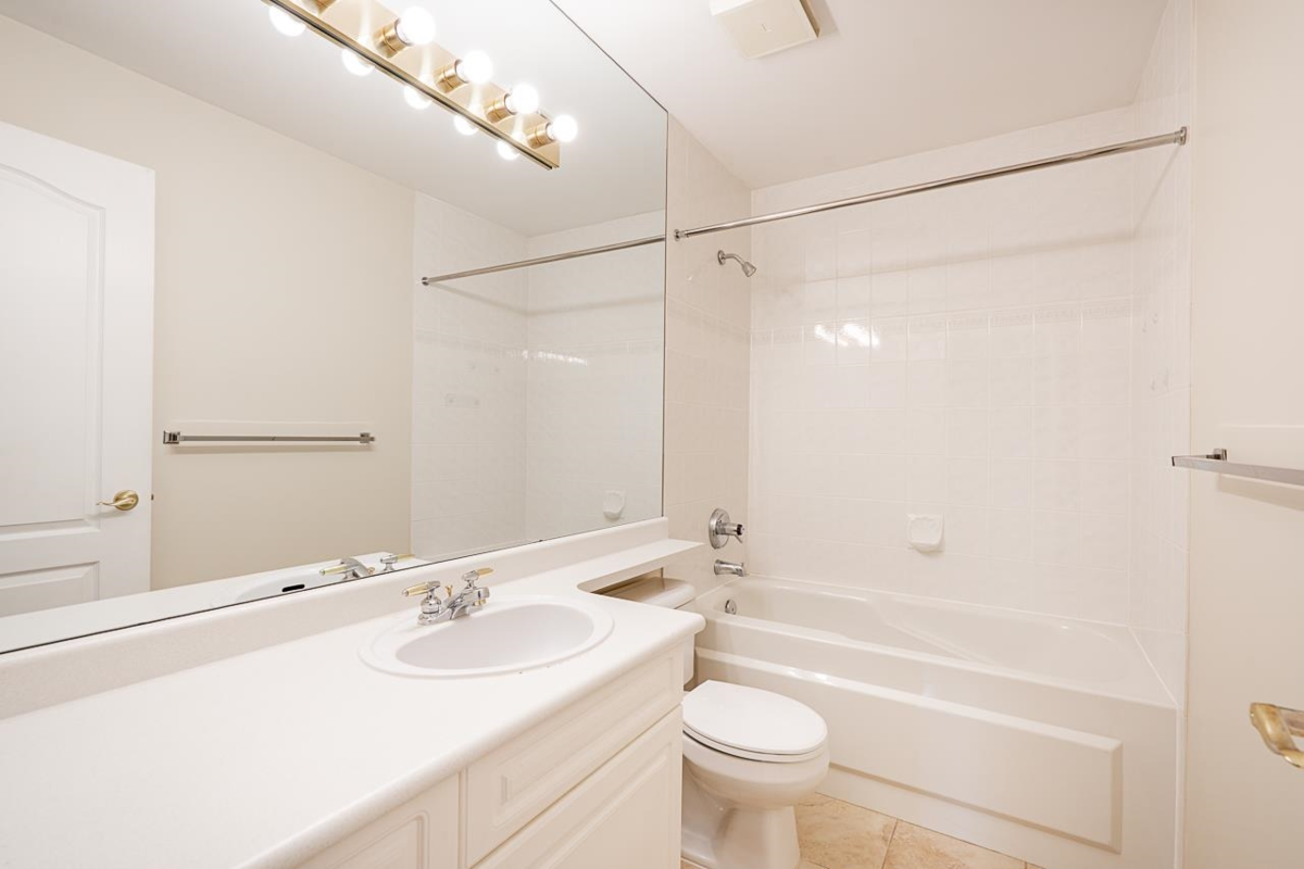 Mudroom Photo of 314 15110 108 Avenue, Surrey, BC