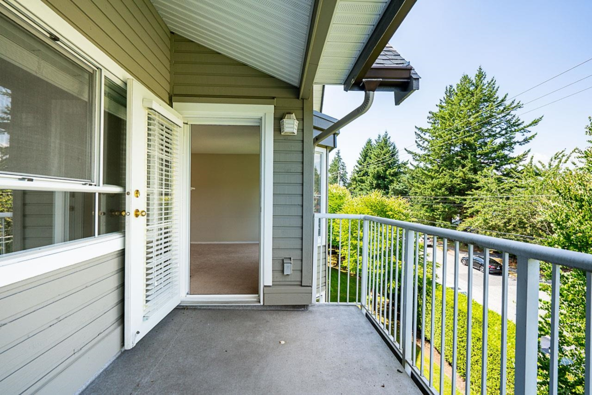 Staircase Photo of 314 15110 108 Avenue, Surrey, BC