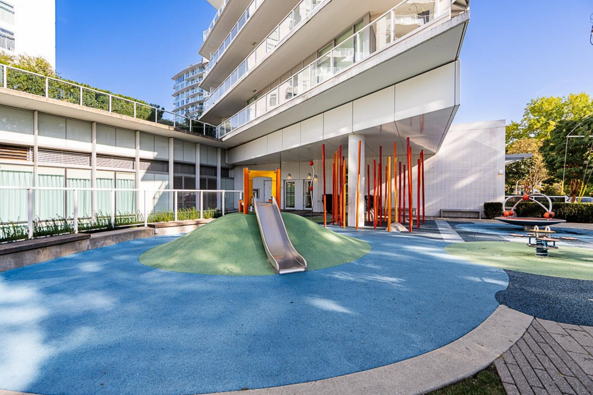 Front Yard Photo of 301 4638 Gladstone Street, Vancouver, BC