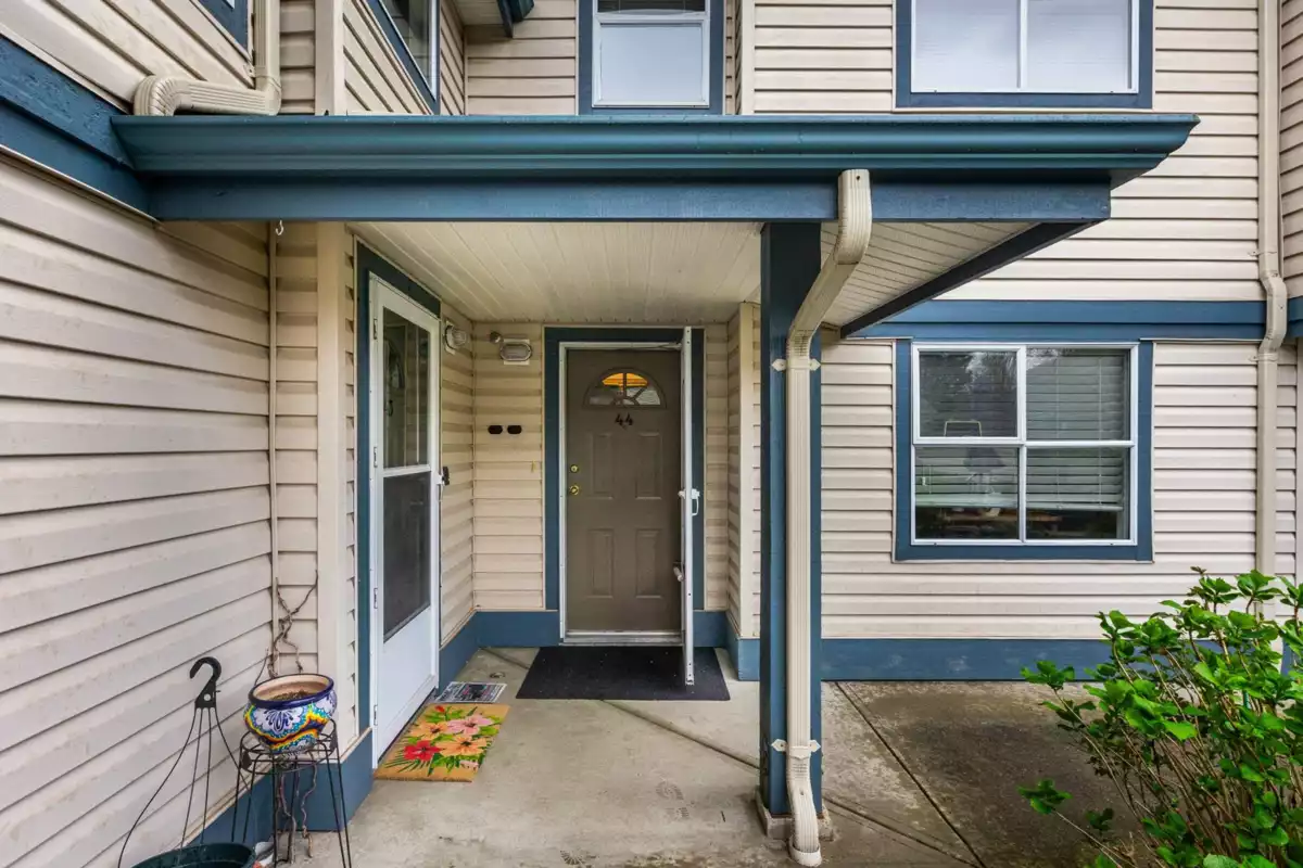 Living Room Photo of 44 5670 208 Street, Langley, BC