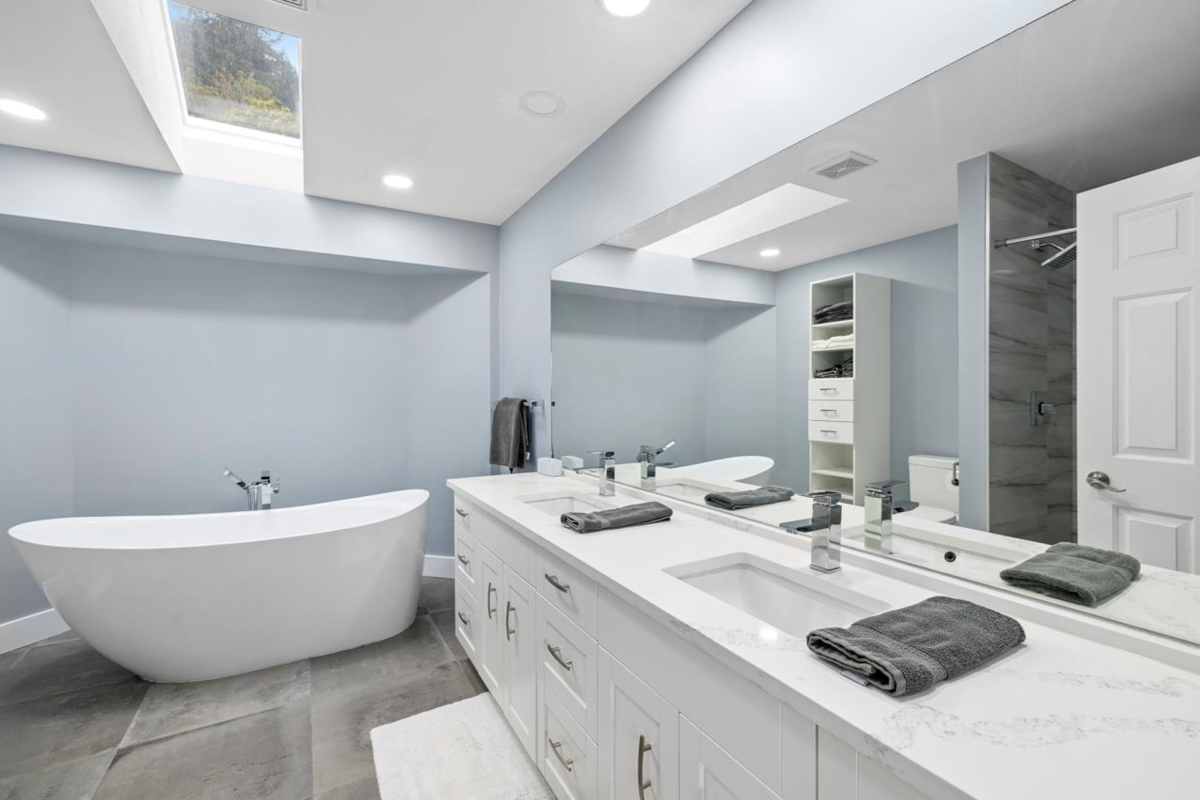 Guest Bathroom Photo of 15333 Sheridan Drive, Pitt Meadows, BC