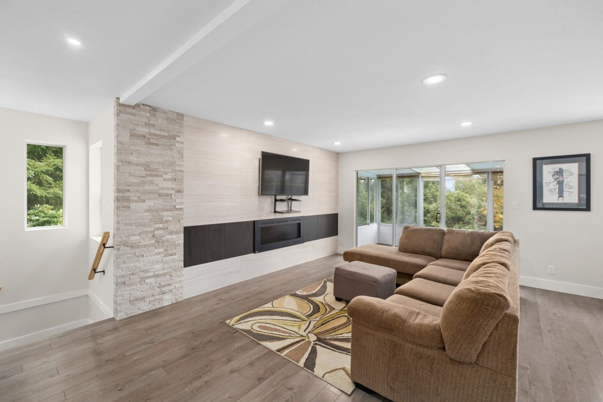 Hallway Photo of 15333 Sheridan Drive, Pitt Meadows, BC