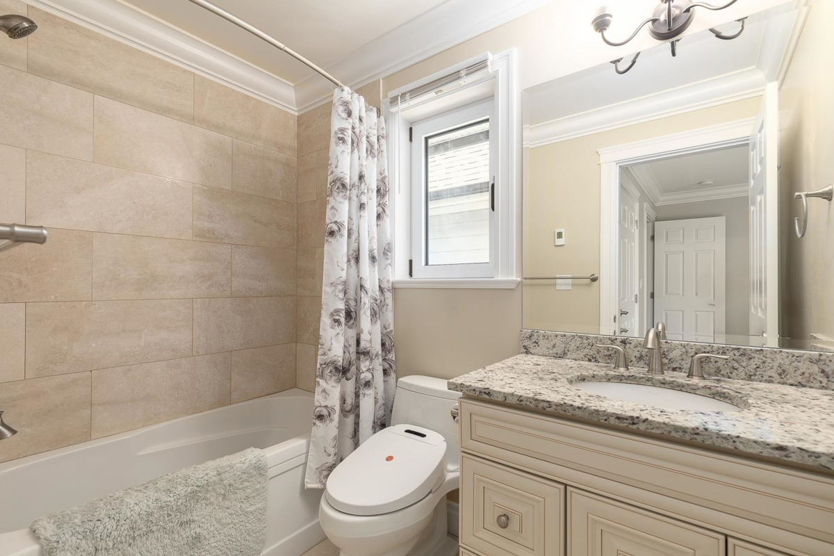 Hallway Photo of 22731 136a Avenue, Maple Ridge, BC